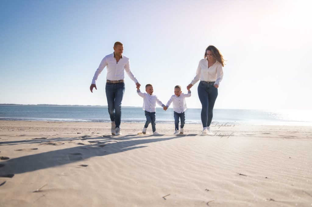 Strand shoot met gezin gemaakt door Daphne's fotografie