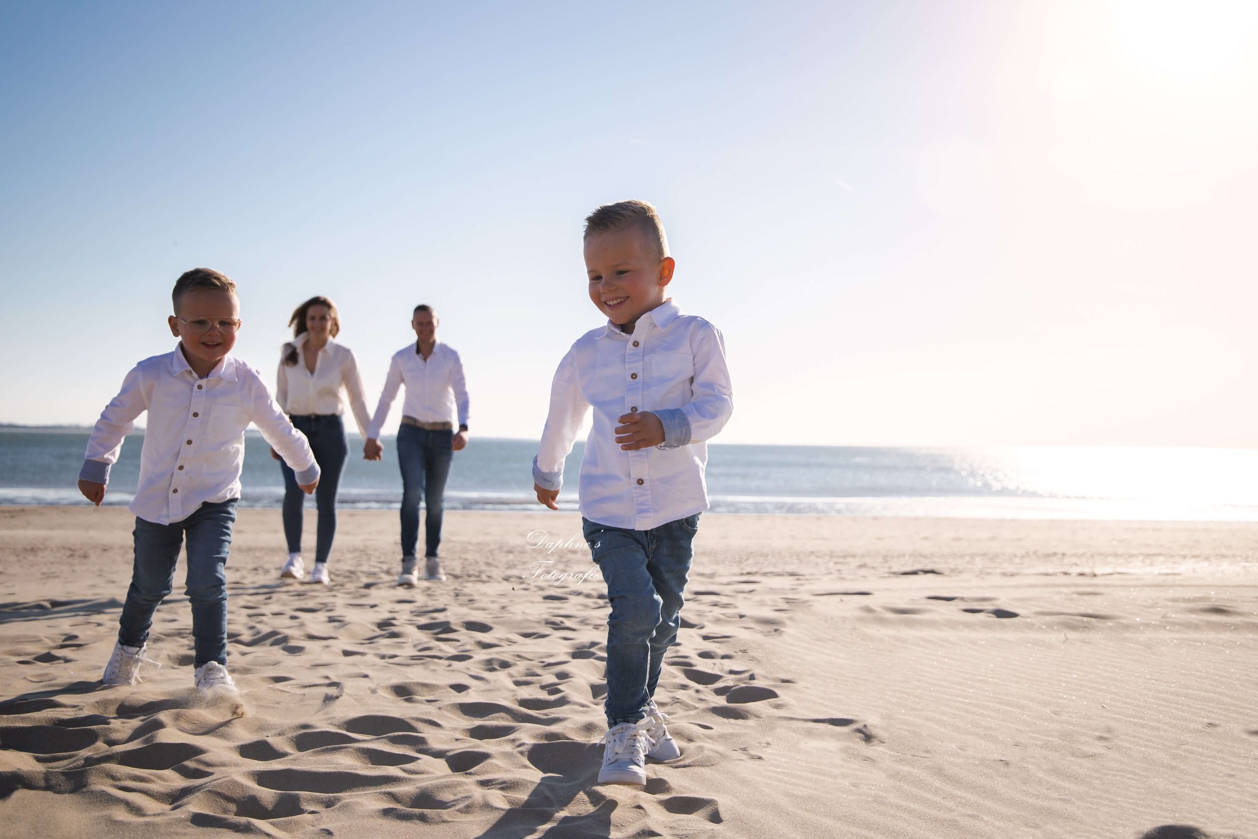 Strand shoot met gezin gemaakt door Daphne's fotografie