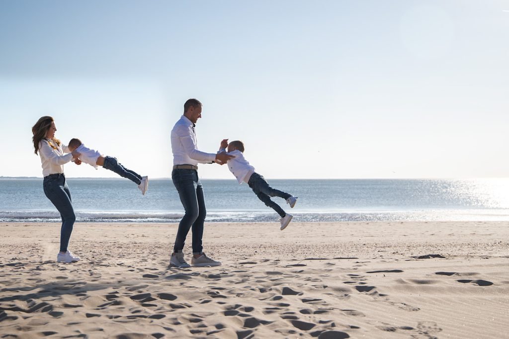 gezinsfoto op het strand in rockanje gemaakt door daphne's fotografie