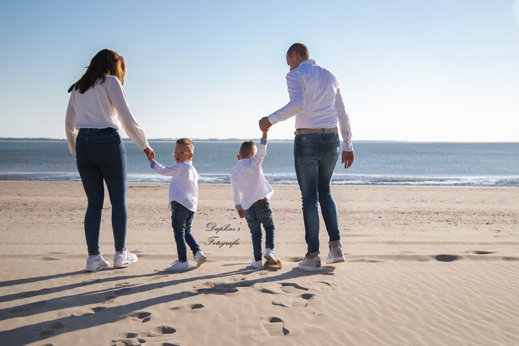 gezinsfoto op het strand in rockanje gemaakt door daphne's fotografie