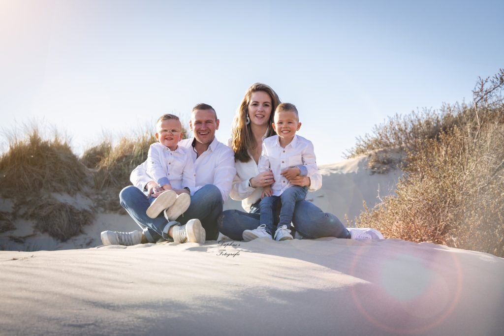 gezinsfotoshoot op het strand gemaakt door daphne's fotografie