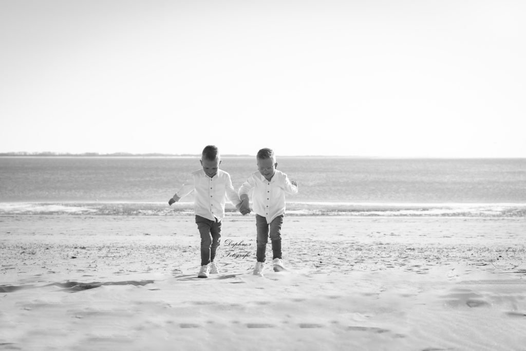 gezinsfotoshoot op het strand gemaakt door daphne's fotografie