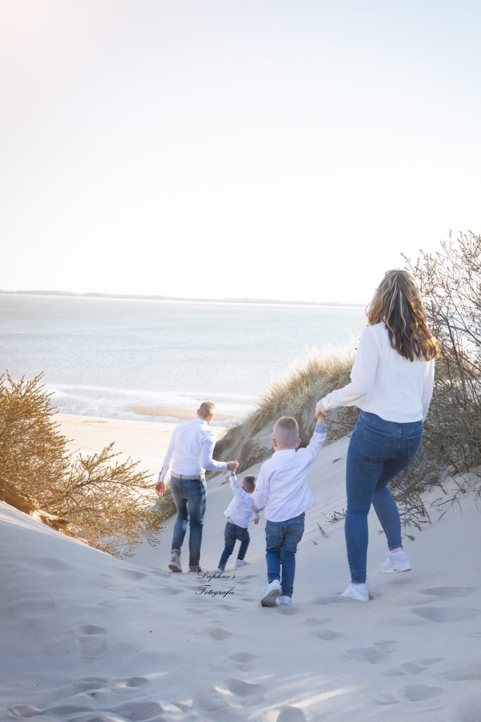 gezinsfotoshoot op het strand gemaakt door daphne's fotografie