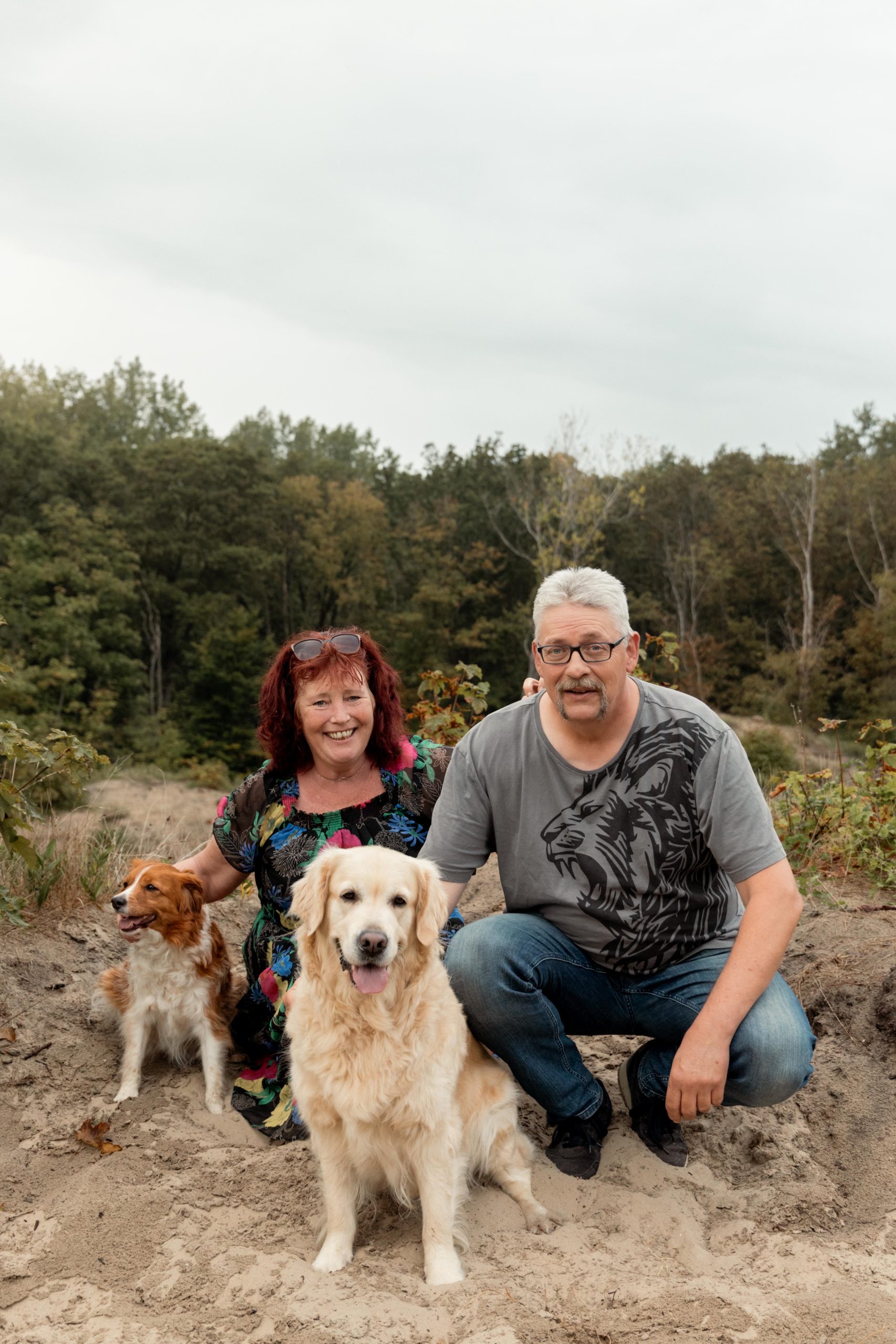 Fotoshoot op het strand met de hondjes Gemaakt door Daphne's fotografie in Zuidland