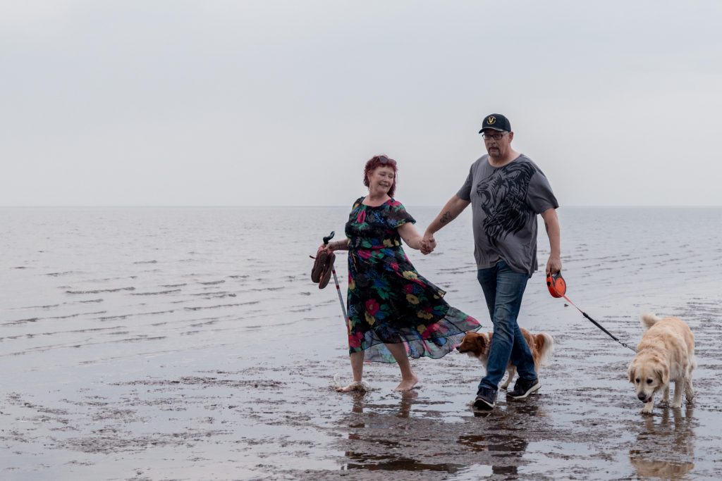 Fotoshoot op het strand met de hondjes Gemaakt door Daphne's fotografie in Zuidland