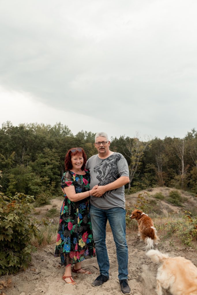 Fotoshoot op het strand met de hondjes Gemaakt door Daphne's fotografie in Zuidland