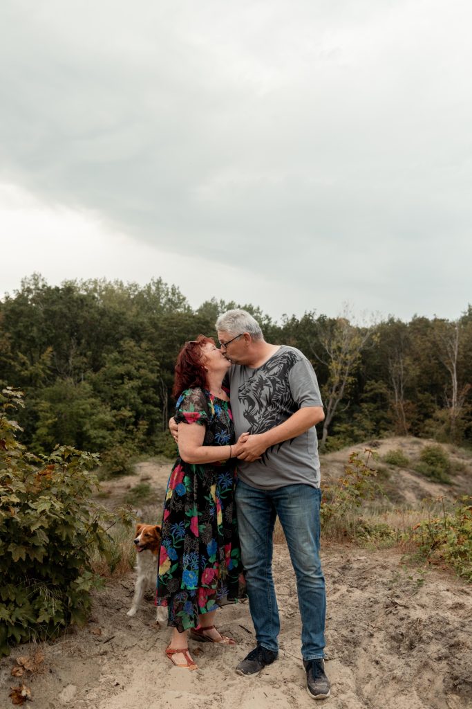 Fotoshoot op het strand met de hondjes Gemaakt door Daphne's fotografie in Zuidland