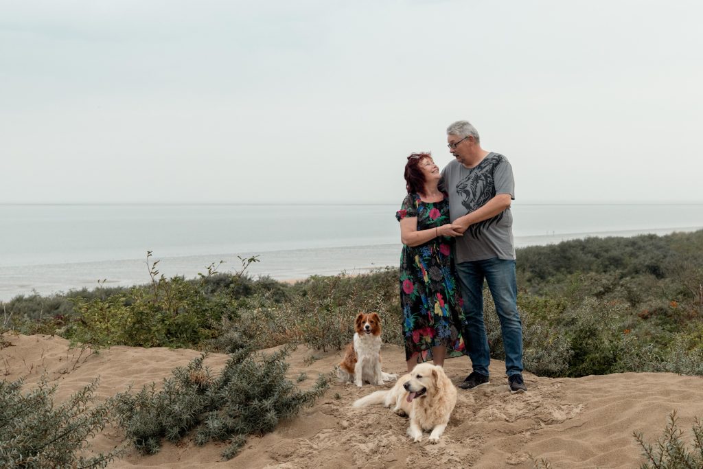 Fotoshoot op het strand met de hondjes Gemaakt door Daphne's fotografie in Zuidland