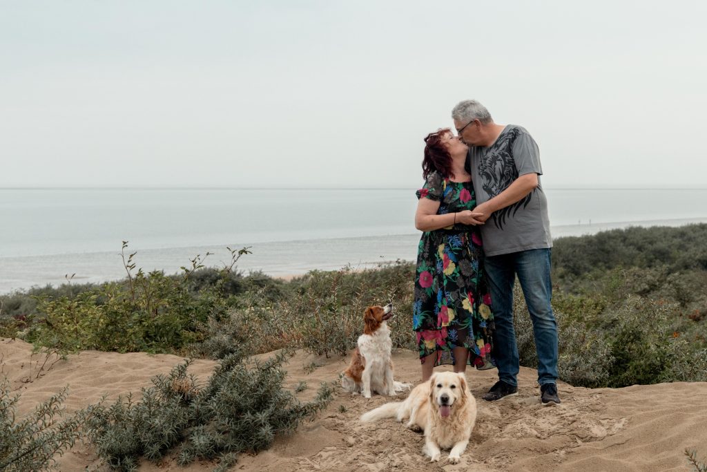 Fotoshoot op het strand met de hondjes Gemaakt door Daphne's fotografie in Zuidland