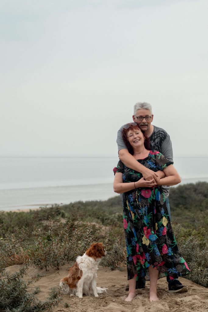 Fotoshoot op het strand met de hondjes Gemaakt door Daphne's fotografie in Zuidland