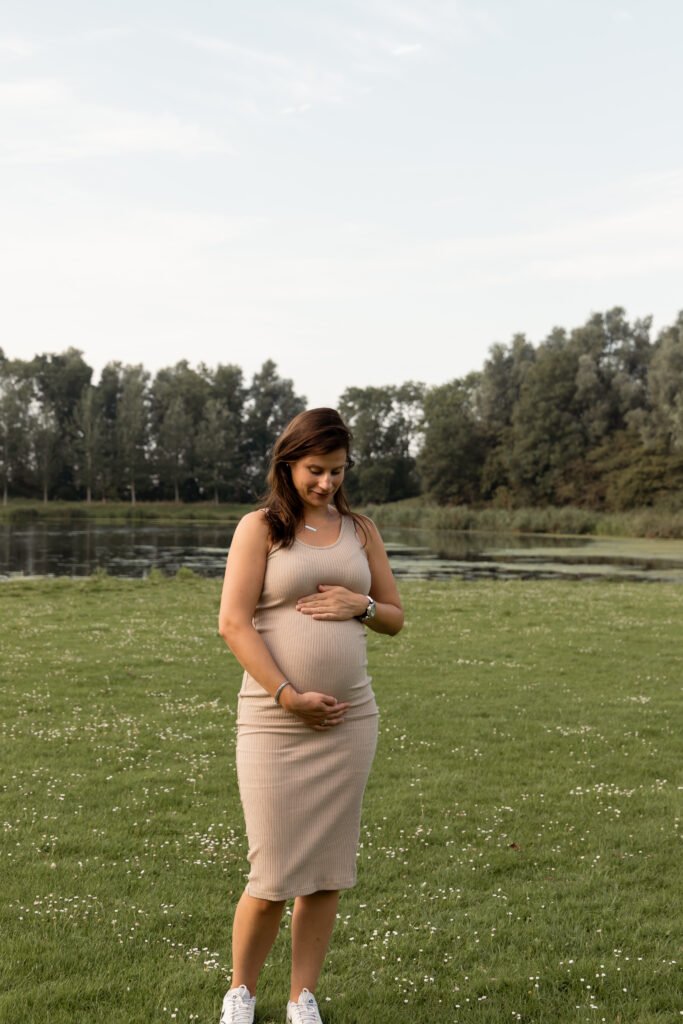 Zwangerschapsfotoshoot gemaakt door Daphne's fotografie in zuidland