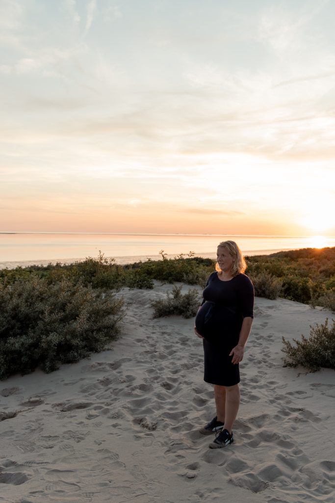 Zwangerschapsshoot gemaakt door daphne's fotografie in zuidland
