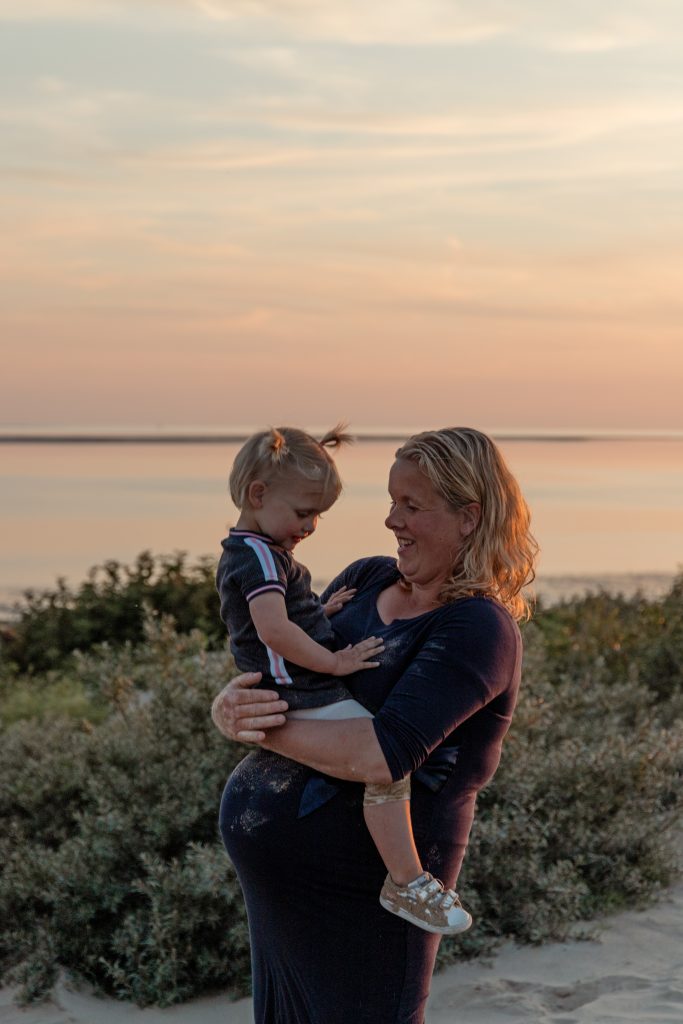 Zwangerschapsshoot gemaakt door daphne's fotografie in zuidland