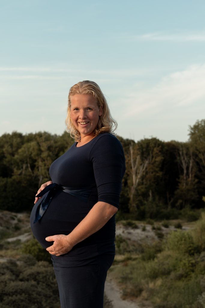 Zwangerschapsshoot gemaakt door daphne's fotografie in zuidland