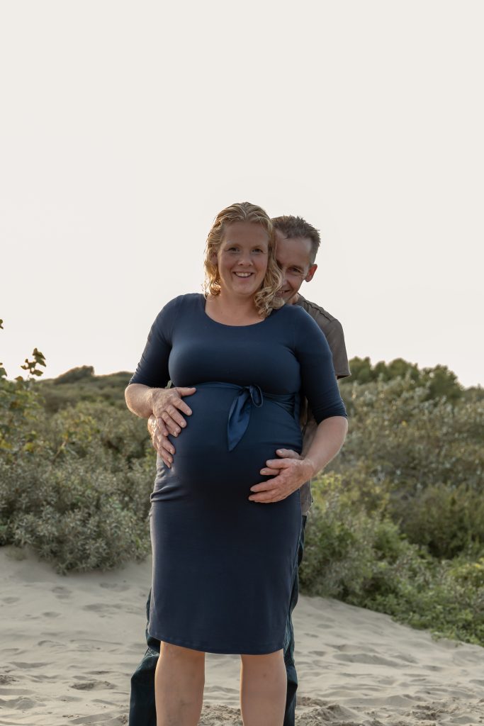 Zwangerschapsshoot gemaakt door daphne's fotografie in zuidland
