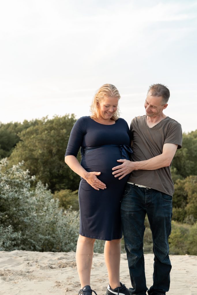 Zwangerschapsshoot gemaakt door daphne's fotografie in zuidland