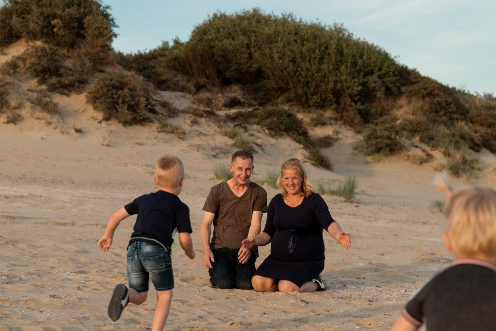 Zwangerschapsshoot gemaakt door daphne's fotografie in zuidland