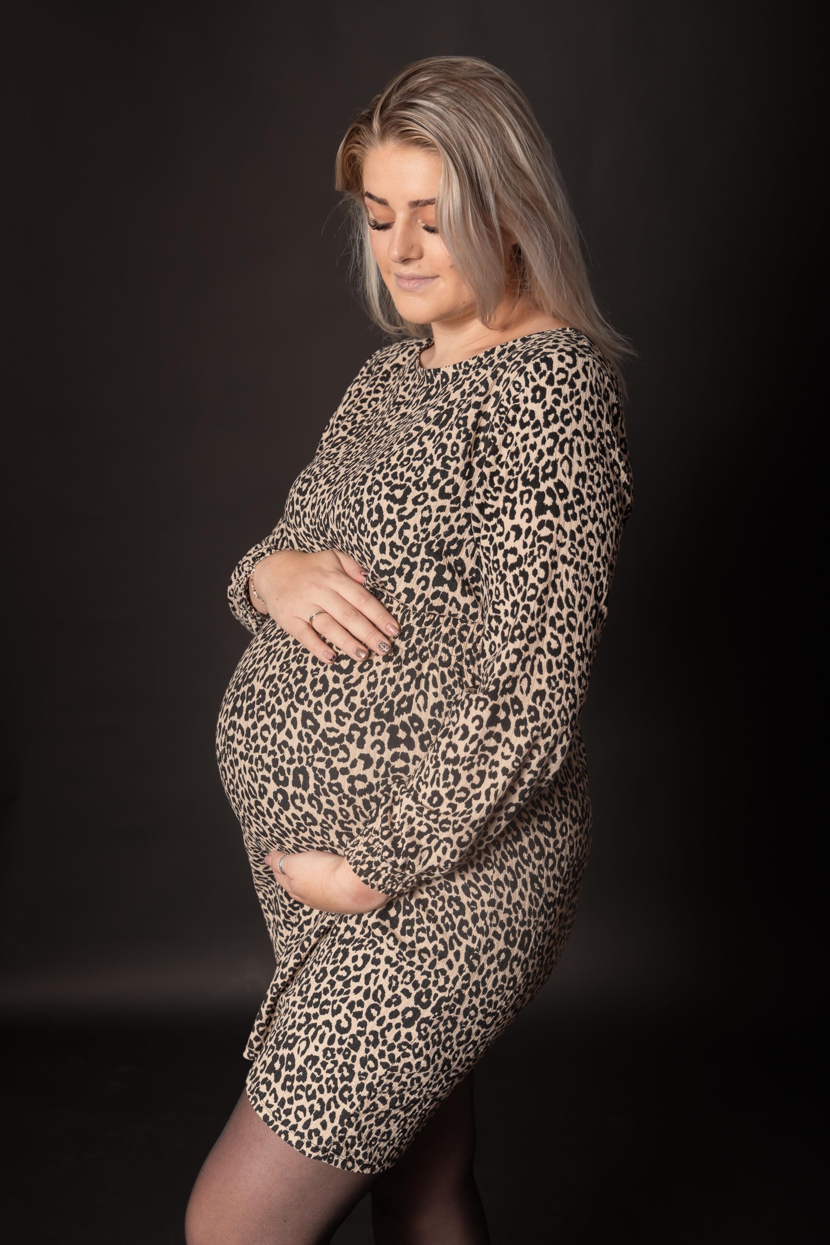 Een zwangerschapsshoot in de studio in Zuidland