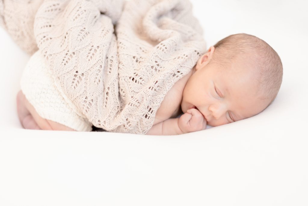 natuurlijk geposeerd newborn - Daphne's fotografie Zuidland