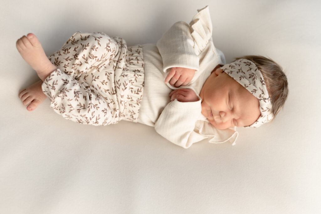 Bovenaanzicht van een newborn in kleertjes