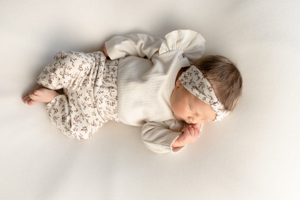 Bovenaanzicht van newborn in kleding