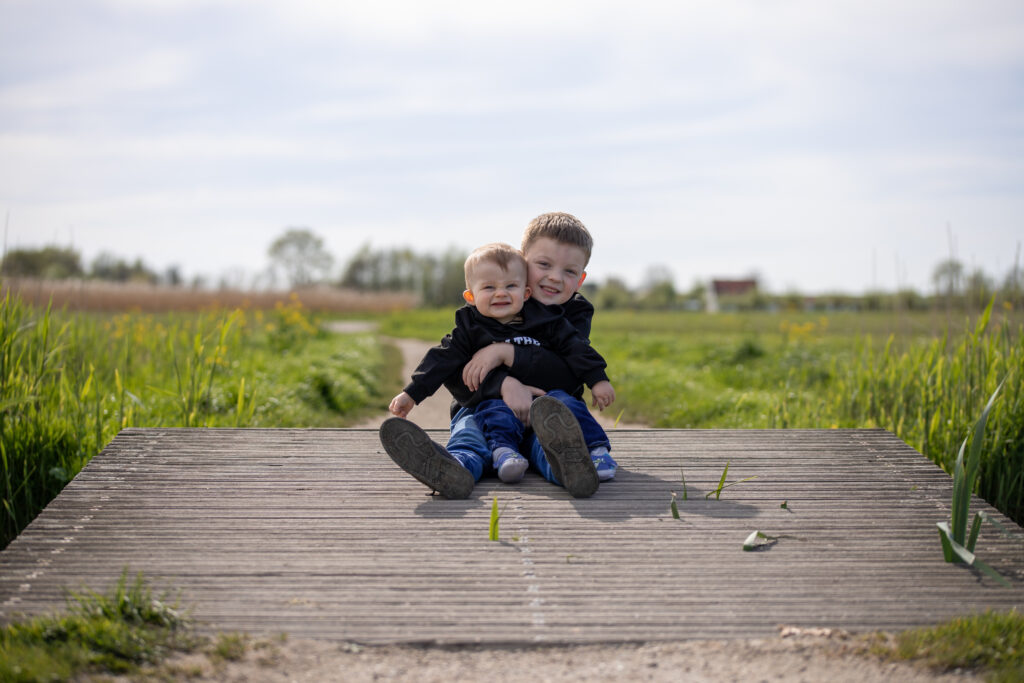 de twee jongste zoons op een bruggetje in schiedam ze hebben een zwarte trui aan