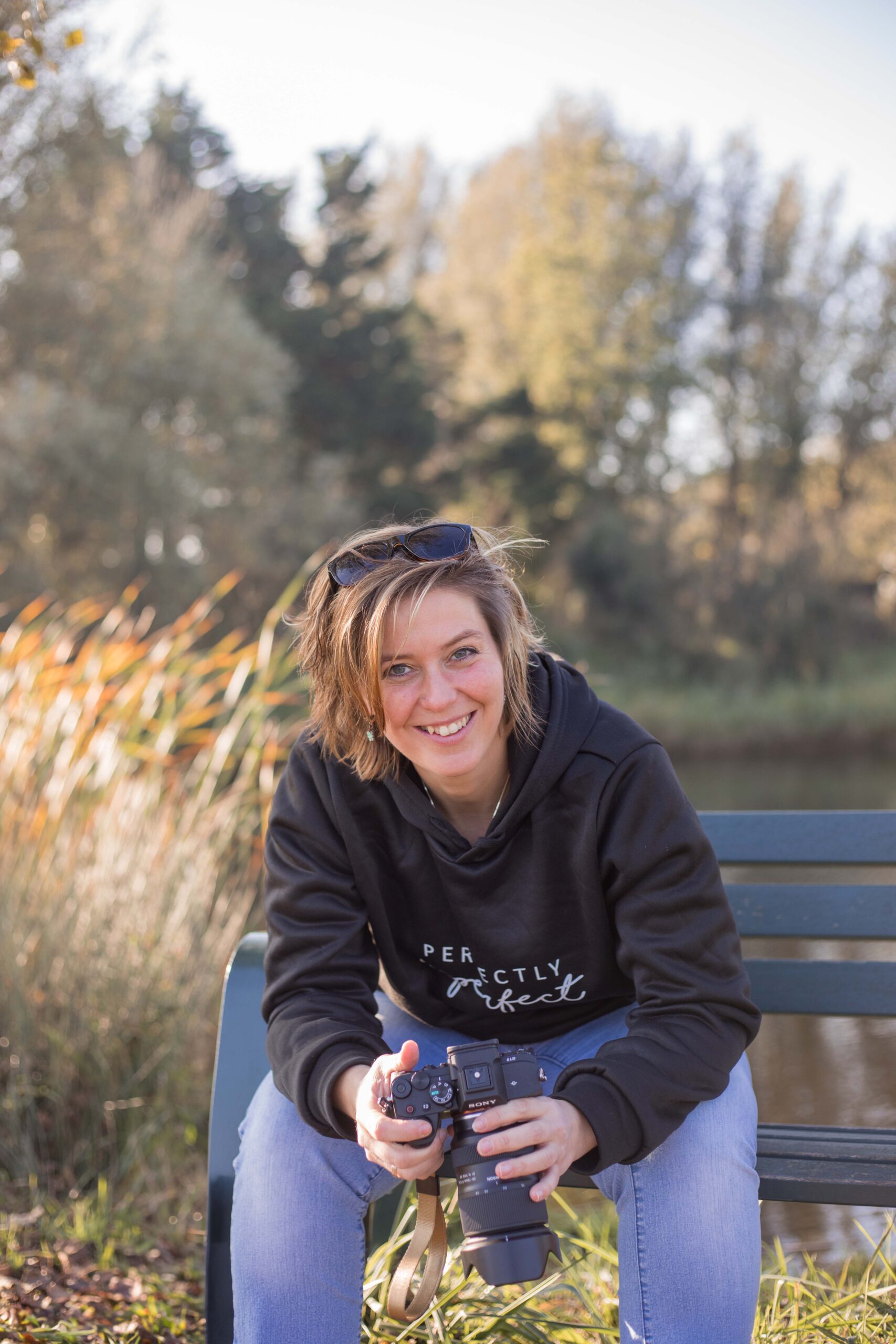 Daphne zelf zit me haar camera op een bankje in brielle