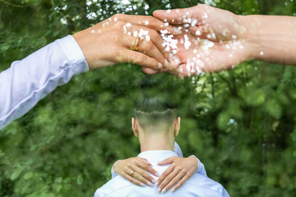 een unieke foto van de handen van het koppel en de achterkant van de man en vrouw