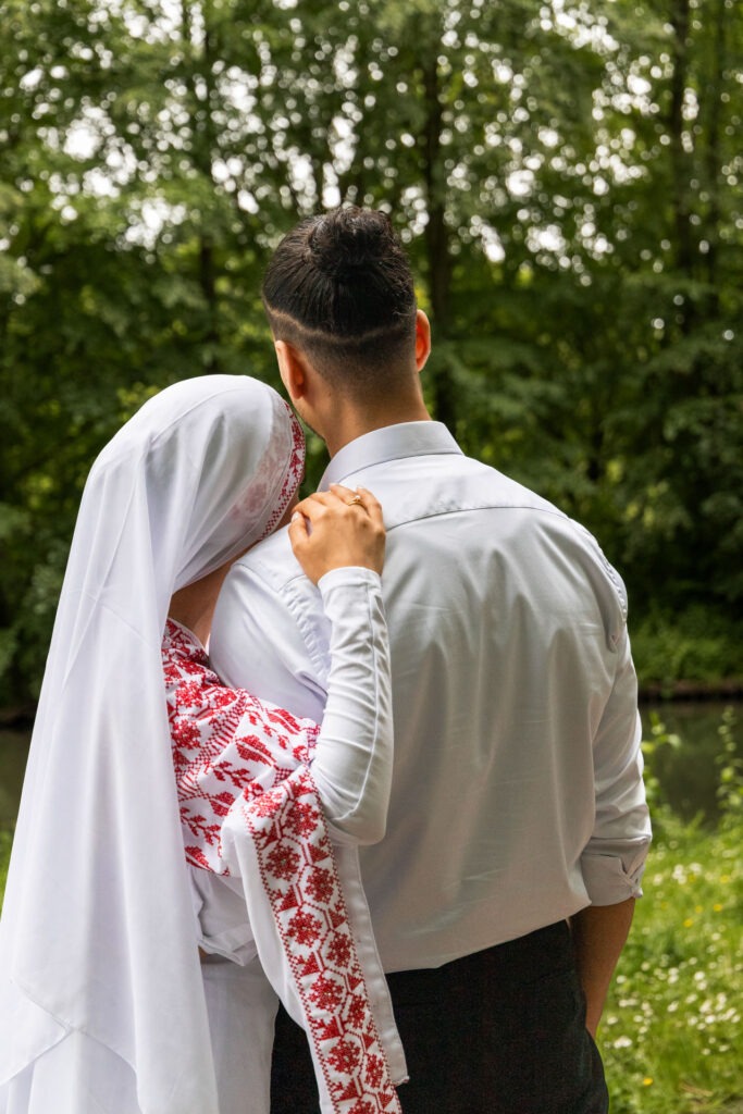 man en vrouw vanaf de rug vastgelegd