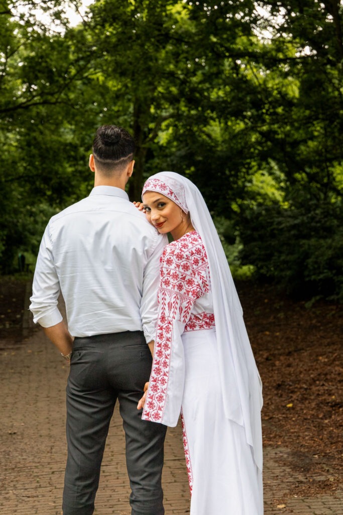 vrouw legt hoofd op de schouder van haar man