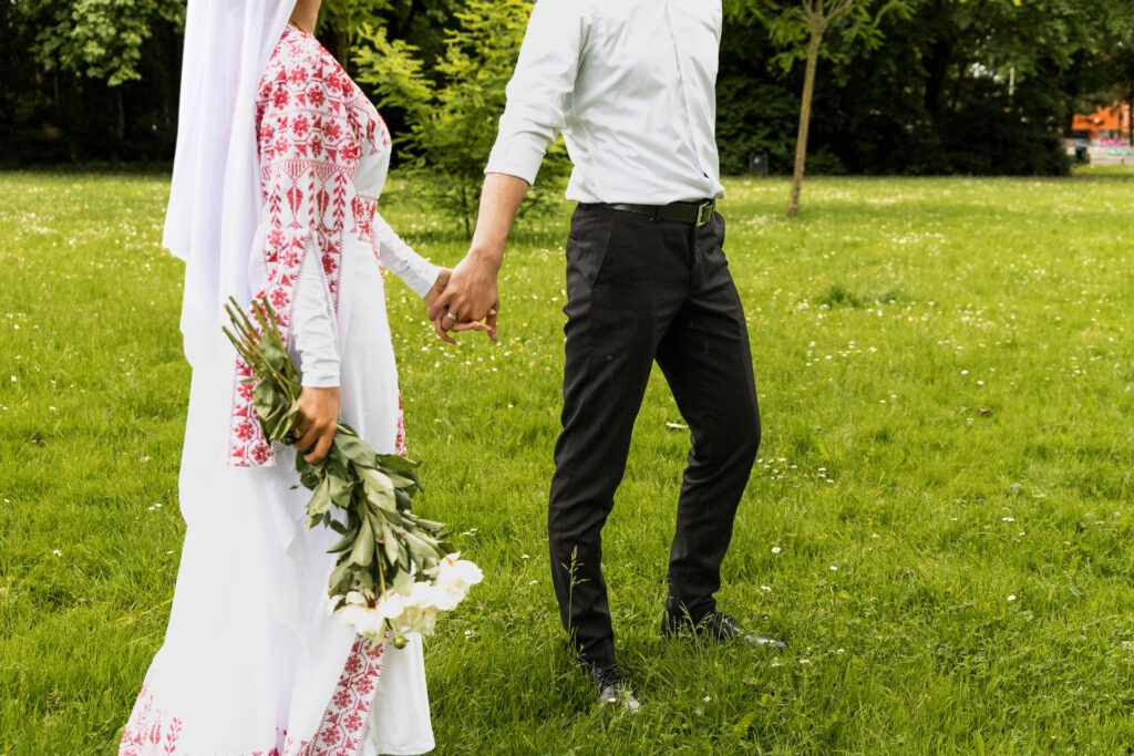 man en voruw houden elkaars handen vast