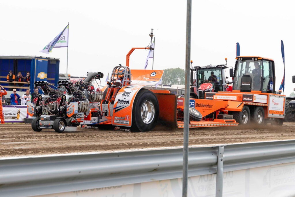 trekker raced over de baan bij tractor pulling oudenhoorn
