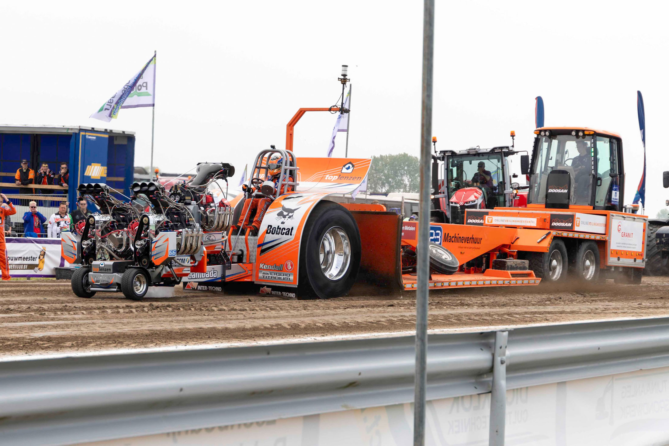 trekker raced over de baan bij tractor pulling oudenhoorn