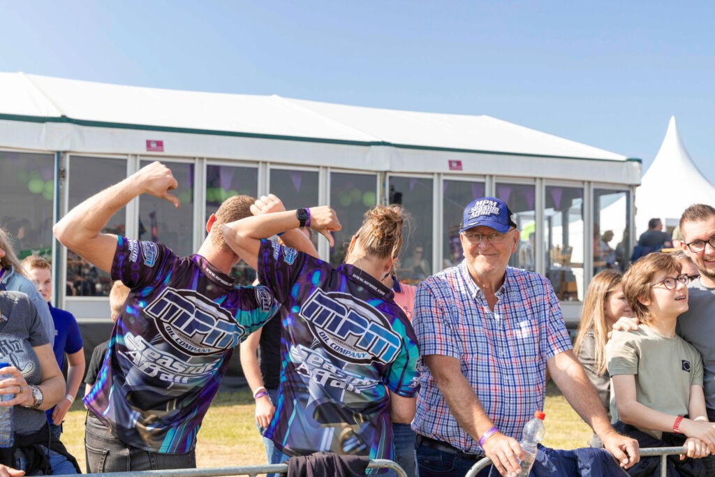 mensen langs de kant bij tractor pulling oudenhoorn