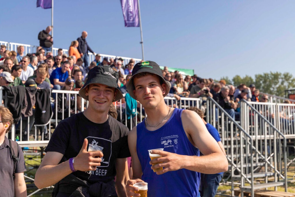 toeschouwers van tractor pulling oudenhoorn
