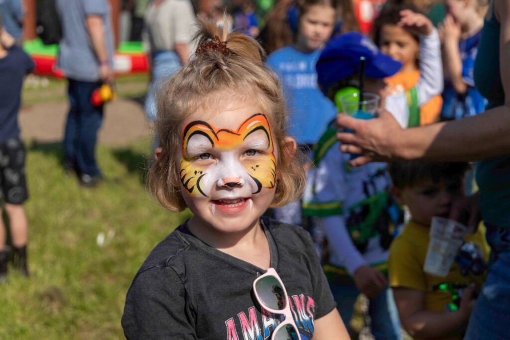 kind geschminkd bij tractor pulling oudenhoorn