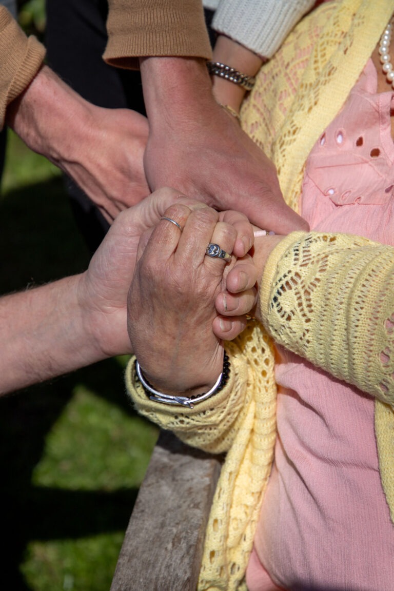 handen van een gezin in de laatste dagen