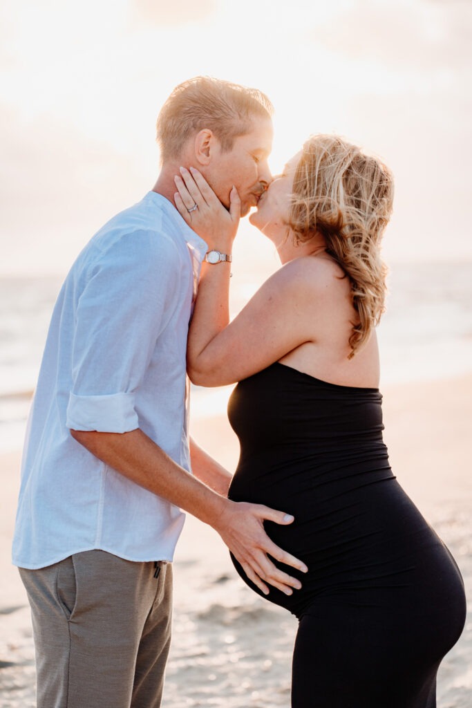 Zwangerschapsshoot Rockanje – kus bij zonsondergang op het strand