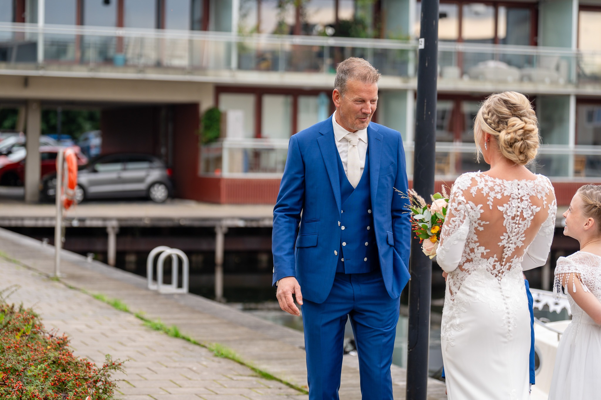 Bruidegom draait zich om en ziet zijn bruid voor het eerst Een emotioneel moment wanneer de bruidegom zich omdraait en zijn bruid in haar jurk ziet – pure bewondering.