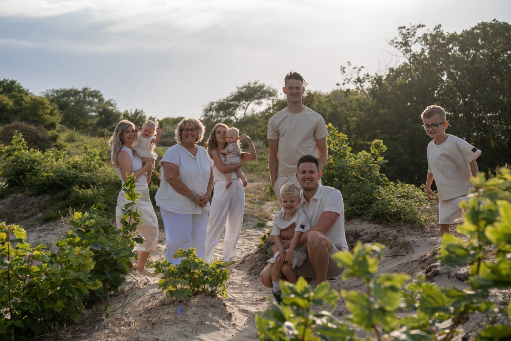 Lopend door het zand met oma en kleinkinderen De hele familie verspreid over het pad tussen de duinen van Rockanje – van oma tot de jongste kleintjes. Een spontane en ontspannen groepsindeling.