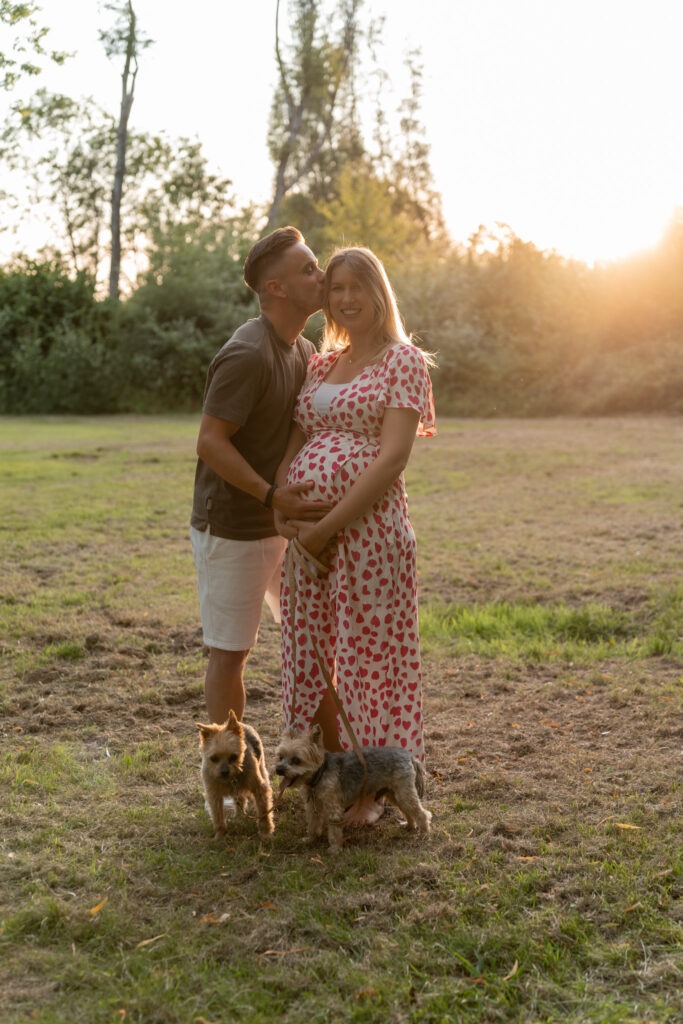 Stel lacht samen tijdens zwangerschap fotoshoot met avondzon in de Bernisse