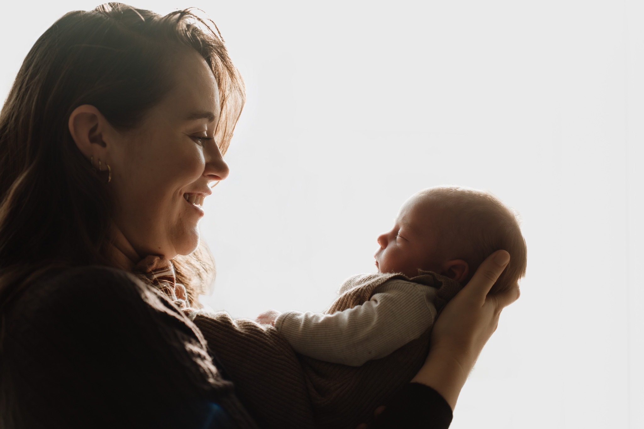 Pasgeboren baby Tommie liggend tijdens de newbornshoot in Zuidland, puur en natuurlijk vastgelegd door Daphne's Fotografie