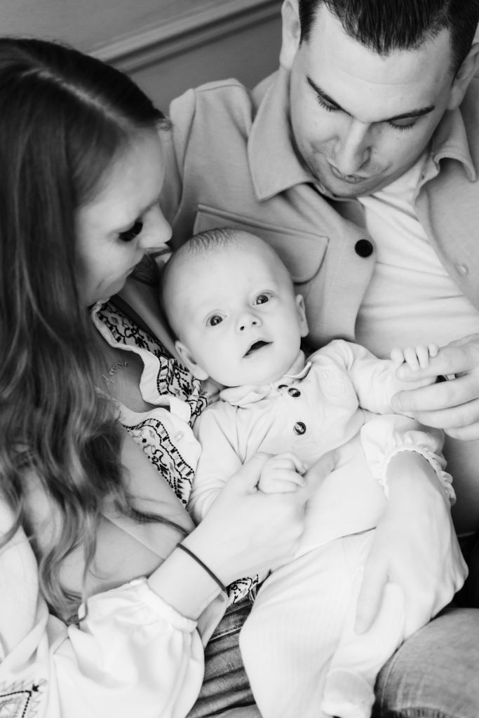 Lifestyle gezinsfotografie op de bank in Zuidland tijdens een ontspannen newbornshoot.