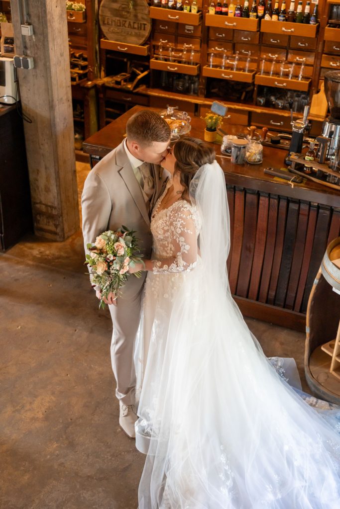 bruid en bruidegom kusses op een warme binnenlocatie in zwolle