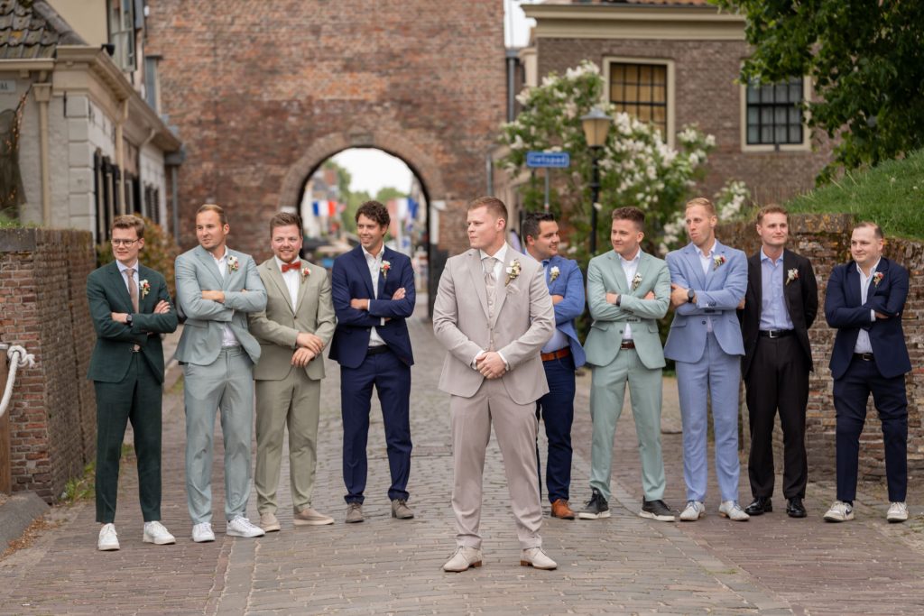 Groepsportret van bruidegom met zijn getuigen en vrienden op de trouwdag