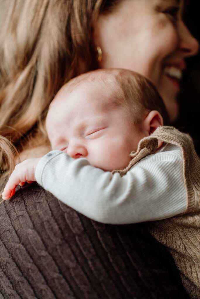 Geborgenheid en rust tijdens de newbornshoot van Tommie in zijn eerste weken.