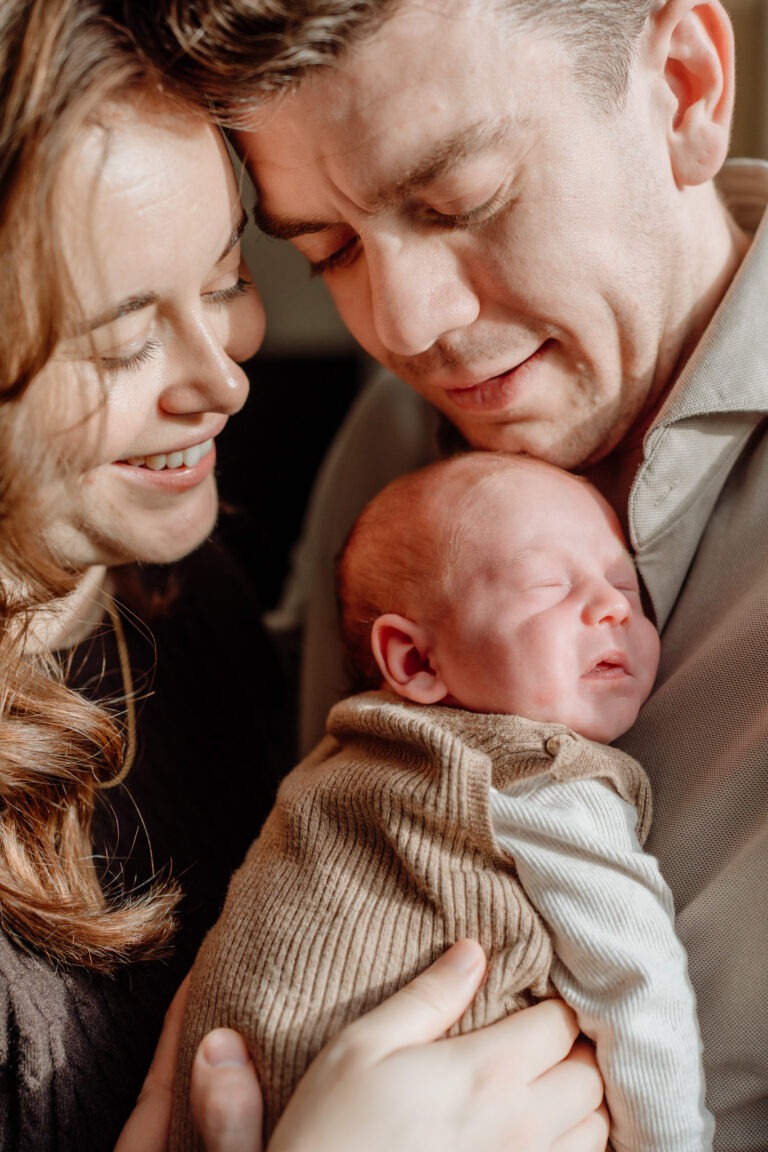 Gelukkige ouders bewonderen hun pasgeboren baby Tommie tijdens de fotoreportage in Zuidland.