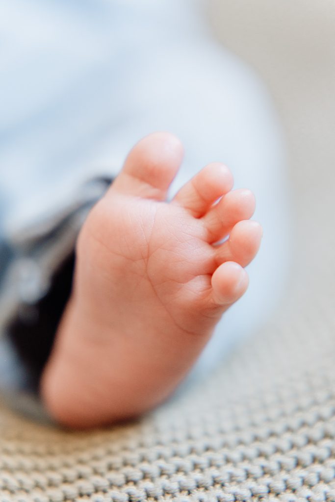 Detailfoto van babyvoetjes tijdens een professionele newbornshoot in spijkenisse