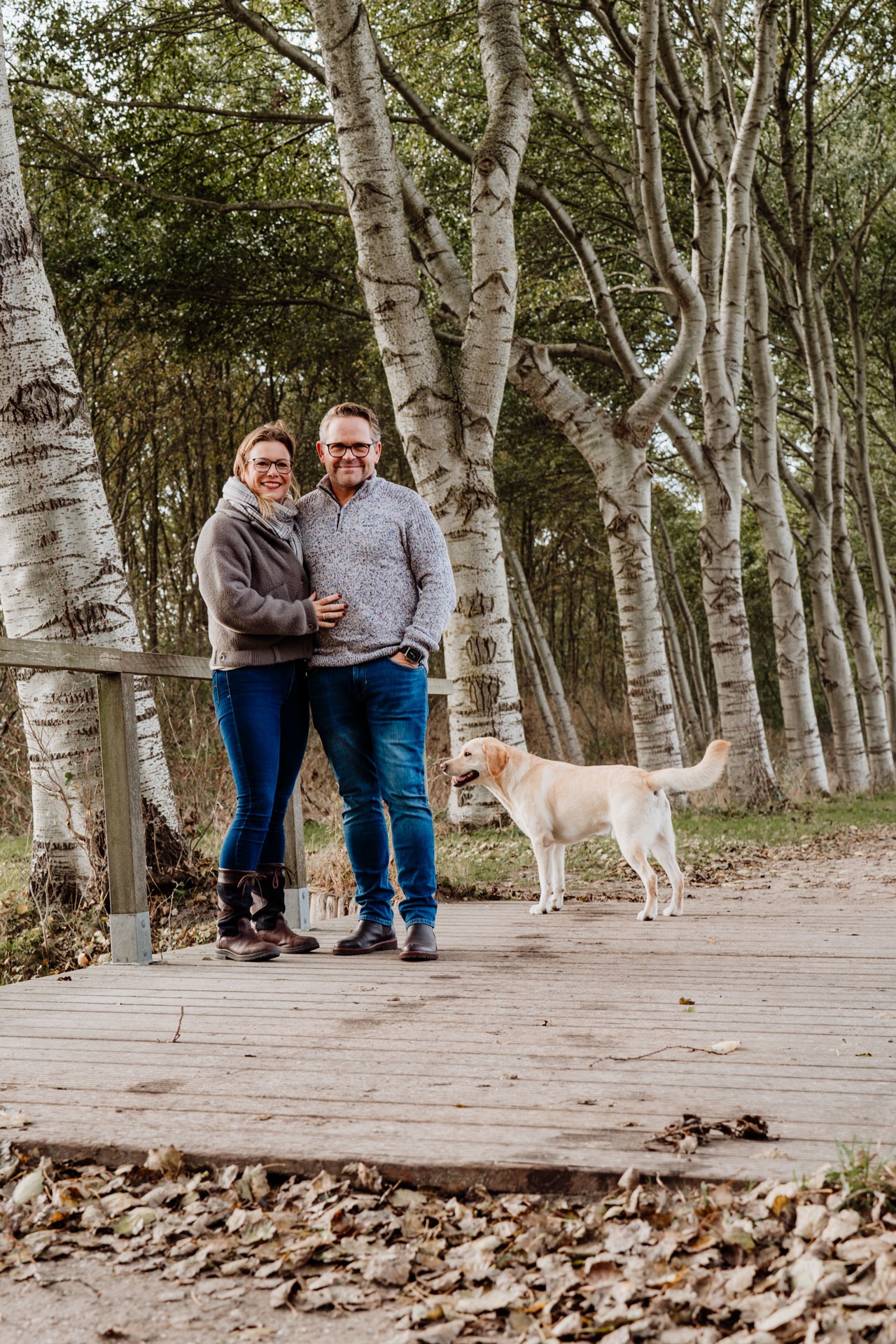Familieshoot in het Annabos Rockanje – gezin poseert samen op een bospad