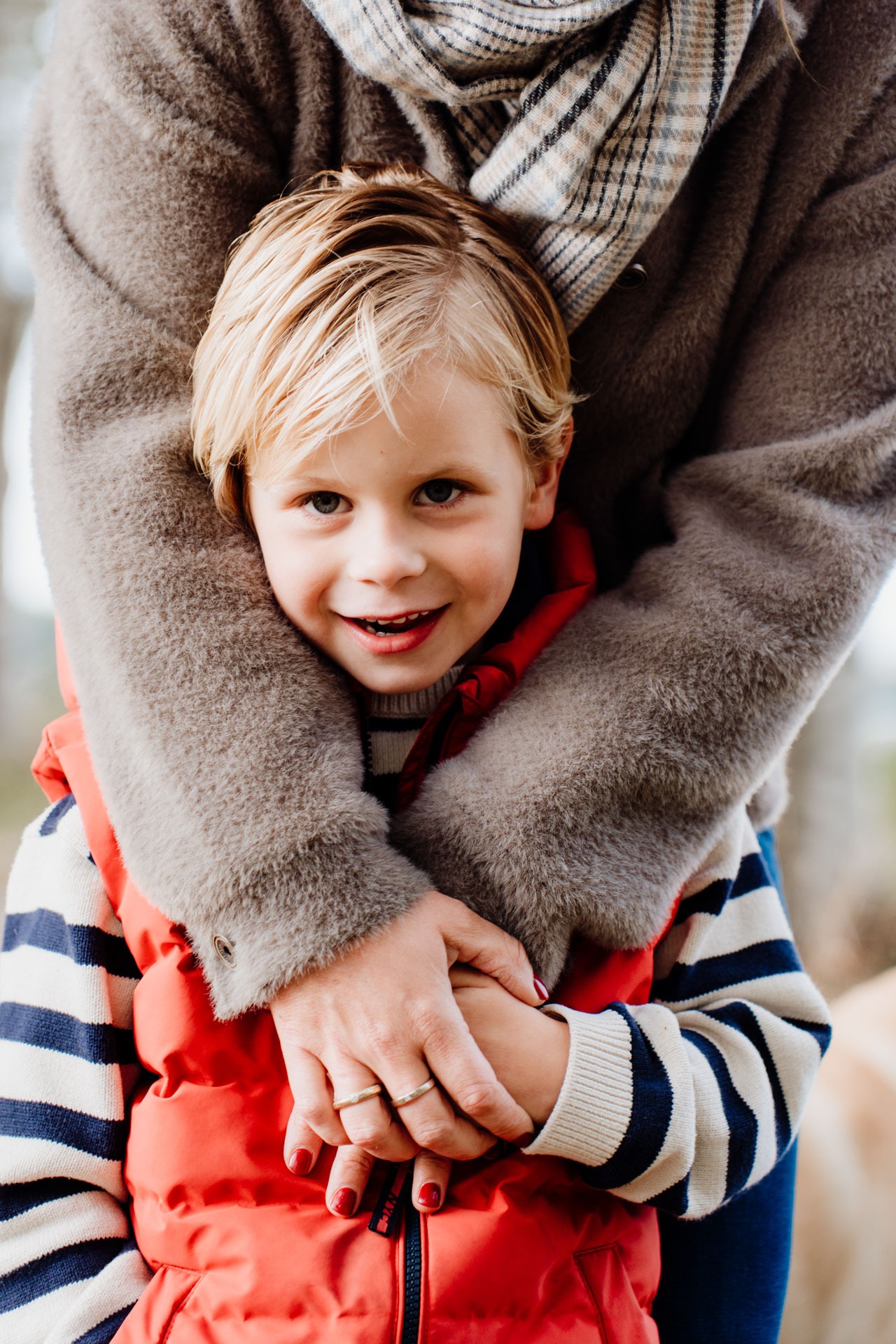 Familieshoot Annabos Rockanje – jongetje kijkt vrolijk in de camera